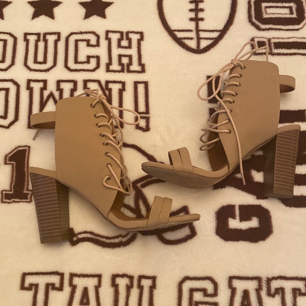 Tan Heels 👠
